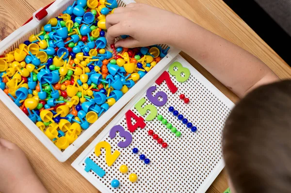 Genom Att Tillhandahålla Siffror Pojke Sätter Stift Räkna Spel Matematisk — Stockfoto