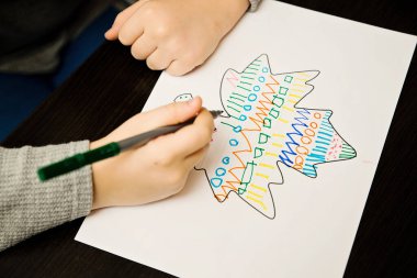 Çocuk yazmayı öğreniyor. El eğitimi görevleri. Sonbahar akçaağaç yaprağı şablonu.