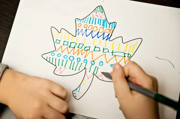 Dziecko Uczy Się Pisać Trening Rąk Jesienny Szablon Liści Klonu — Zdjęcie stockowe