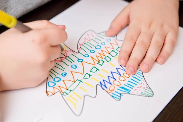 Child Learns Write Hand Training Tasks Autumn Maple Leaf Stencil — Stock Photo, Image