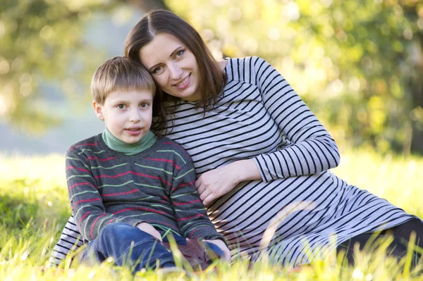 Uma Jovem Mãe Grávida Brinca Com Seu Filho Mais Velho — Fotografia de Stock