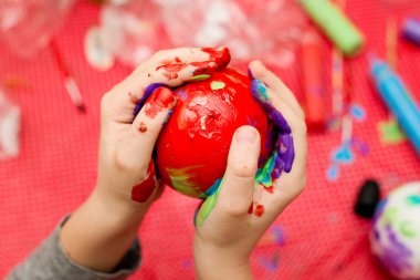 Noel atölyesi. Özel boyalı bir çocuk Mum renginde.