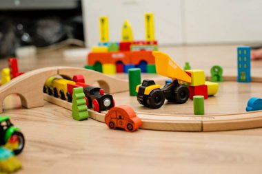 renkli tahta bloklar oyuncağı. Ahşap tren ve demiryolu ve kompozisyonda diğer makineler..
