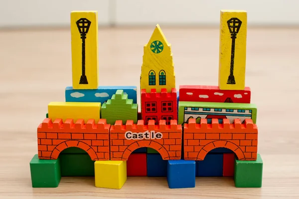 Farbige Holzklötze Spielzeug Holzzug Und Auf Einer Eisenbahn Und Anderen — Stockfoto