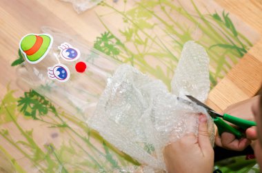 Plastik şişe ve baloncuk ambalajlı ahtapot. Montessori kumaşı. Oyun boyunca eğitim. Evinde yap..