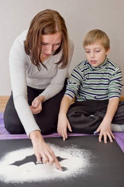 Anne ve oğlu Cadılar Bayramı oyunu oynuyor. Dikkat otizm programı.