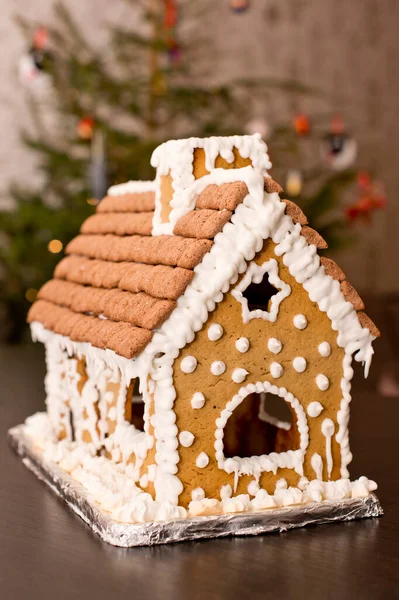 雪に覆われた砂糖釉屋根とジンジャーブレッドハウス — ストック写真