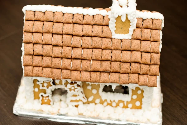 雪に覆われた砂糖釉屋根とジンジャーブレッドハウス — ストック写真