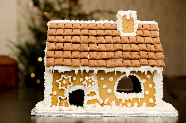Lebkuchenhaus Mit Schneebedecktem Dach Aus Zuckerglasur — Stockfoto