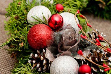 Bir Advent çelengi ile şenlik arka planı. Noel ışıkları. El yapımı dekorasyon.