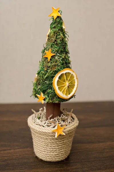 Small Christmas Tree Made Moss Decorations Orange Peel Christmas Spirit — Stock Photo, Image