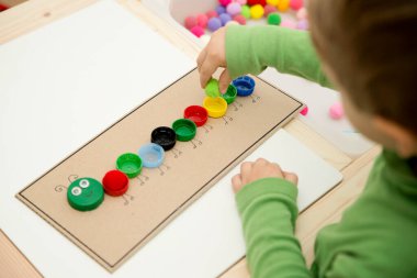 Plastik şişe kapağı solucanı. Doğru renk ponponları kırkayak tırtılına koyun. 5 dakikalık aralıklarla. Çocuk yuvası aktivitesi. Erken eğitim, iyi motor becerileri. # Evde kal.