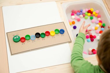 Plastik şişe kapağı solucanı. Doğru renk ponponları kırkayak tırtılına koyun. 5 dakikalık aralıklarla. Çocuk yuvası aktivitesi. Erken eğitim, iyi motor becerileri. # Evde kal.