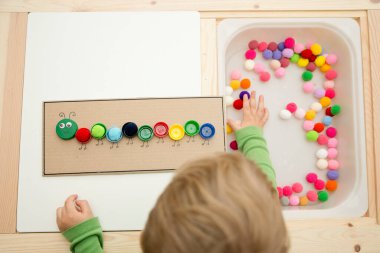 Plastik şişe kapağı solucanı. Doğru renk ponponları kırkayak tırtılına koyun. 5 dakikalık aralıklarla. Çocuk yuvası aktivitesi. Erken eğitim, iyi motor becerileri. # Evde kal.