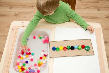 Plastik şişe kapağı solucanı. Doğru renk ponponları kırkayak tırtılına koyun. 5 dakikalık aralıklarla. Çocuk yuvası aktivitesi. Erken eğitim, iyi motor becerileri. # Evde kal.