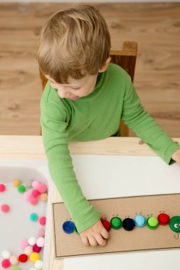 Plastik şişe kapağı solucanı. Doğru renk ponponları kırkayak tırtılına koyun. 5 dakikalık aralıklarla. Çocuk yuvası aktivitesi. Erken eğitim, iyi motor becerileri. # Evde kal.