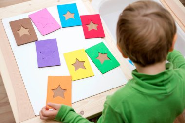 Renkleri öğreniyorum. Her yıldız için kart bulma oyunu eşleştiriliyor. 5 dakikalık zanaat, kolay oyun fikirleri. Konsantrasyon, konuşma terapisi ve ince motor beceriler için Montessori metodoloji aracı.