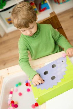 Kirpi. Küçük çocuklar için oyun düzenleme. Çukurları ponponlarla doldurun. Erken eğitim, renk öğrenme ve sayısallık. Montessori anaokulu ve özel ihtiyaçlar okulu için temalı uygulama