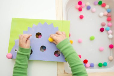 Kirpi. Küçük çocuklar için oyun düzenleme. Çukurları ponponlarla doldurun. Erken eğitim, renk öğrenme ve sayısallık. Montessori anaokulu ve özel ihtiyaçlar okulu için temalı uygulama