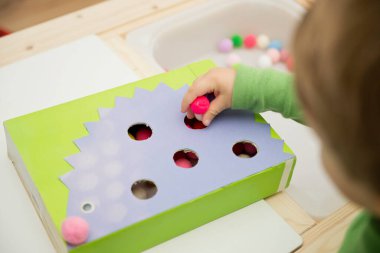 Kirpi. Küçük çocuklar için oyun düzenleme. Çukurları ponponlarla doldurun. Erken eğitim, renk öğrenme ve sayısallık. Montessori anaokulu ve özel ihtiyaçlar okulu için temalı uygulama