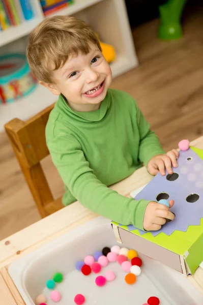 Erizo Clasificación Juego Para Niños Pequeños Llena Los Agujeros Con —  Fotos de Stock