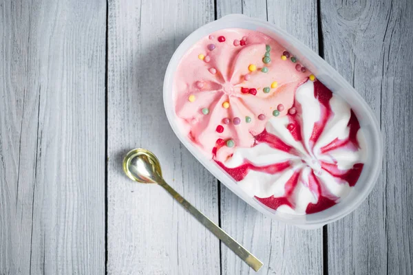 Himbeer Und Erdbeereis Mit Sirup Auf Dem Holztisch Sommerstimmung Snack — Stockfoto