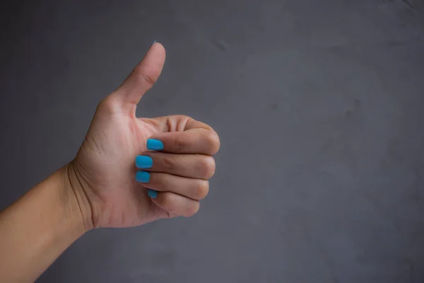 Mano Mujer Con Manicura Mostrando Número Uno Por Los Dedos —  Fotos de Stock