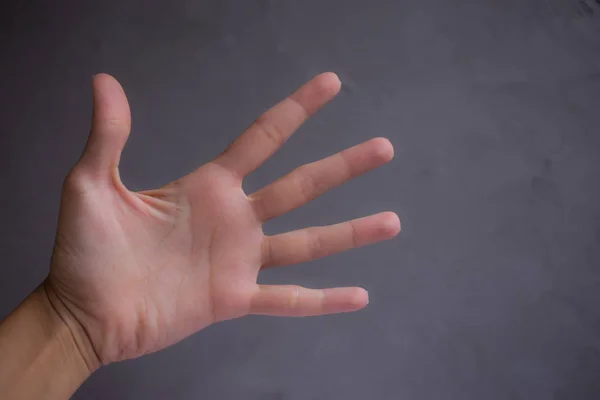 Mano Mujer Con Manicura Mostrando Número Cinco Por Los Dedos —  Fotos de Stock