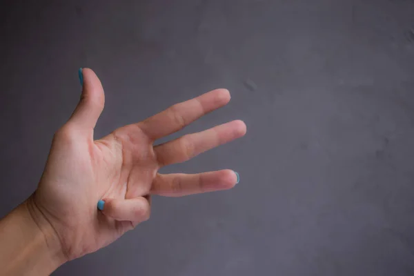 Mano Mujer Con Manicura Mostrando Número Cuatro Por Los Dedos —  Fotos de Stock