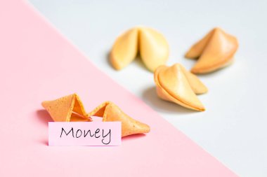pembe ve mavi arka plan, pastel renkler, tahmin para Fortune cookie