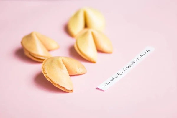 ピンクとブルーの背景 パステル カラー 真の愛の予測のフォーチュン クッキー — ストック写真