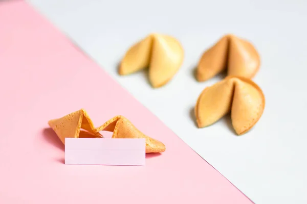 Galleta Fortuna Sobre Fondo Rosa Azul Colores Pastel Espacio Copia —  Fotos de Stock