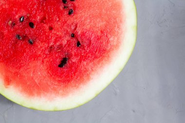 gri arka plan üzerinde sulu karpuzun yarısı üstten görünüm