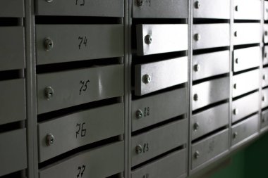 gri metal posta kutularını bir apartmanın giriş