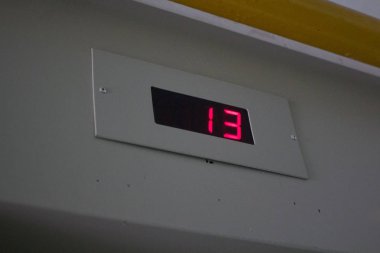 Asansör kadran üzerine 13 numara. on üçüncü kat