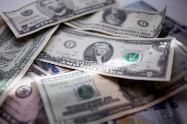 banknot Amerikan doları, yüz elli, yirmi, iki, bir dolar, yakın çekim