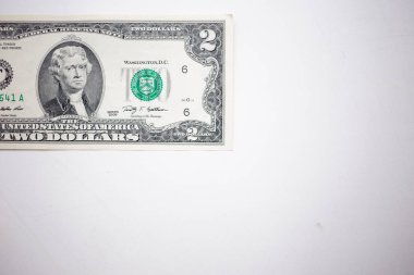 İki dolarlık banknot beyaz arka plan kopya alanı üzerinde