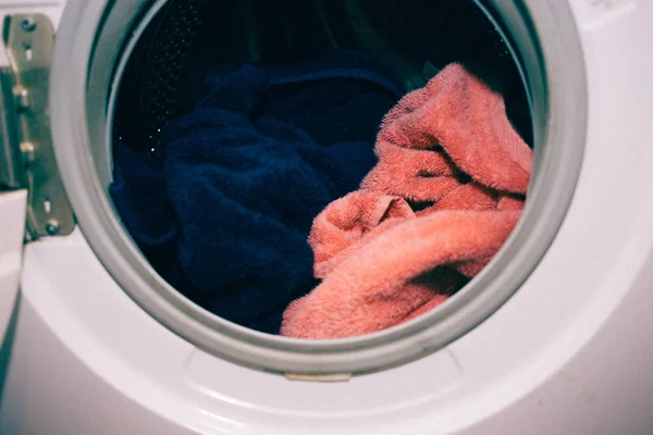 Tvätt Maskin Dörren Ren Färgglada Kläder Blå Och Rosa Handdukar — Stockfoto