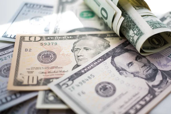 banknot Amerikan doları, yüz elli, yirmi, iki, bir dolar, yakın çekim