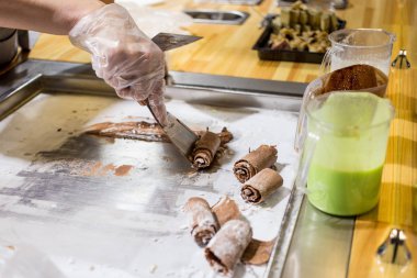 Moskova, Rusya - 07 09 2018: el eldiven kapatmak dondurma, satıcı yapar