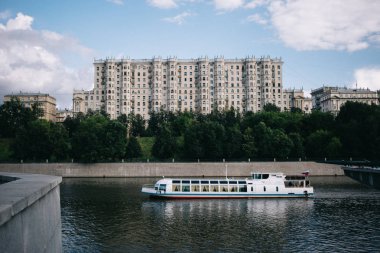 Moskova, Rusya - 07 09 2018: beyaz cruise gemi Moskova Nehri üzerinde