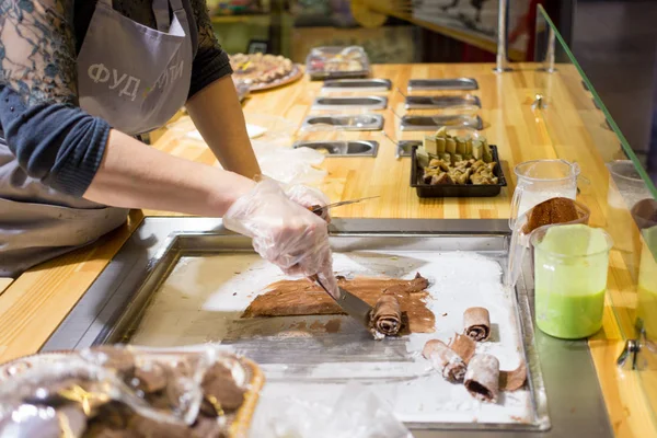 Moskova, Rusya - 07 09 2018: el eldiven kapatmak dondurma, satıcı yapar