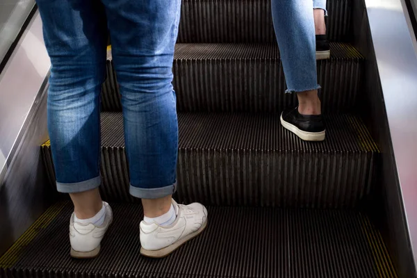 Moskova, Rusya - 07 09 2018: ayak beyaz ve siyah snickers içinde iki kadın