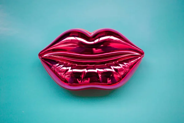 Leuchtend Rosa Lippen Auf Hellblauem Hintergrund Make Und Schönheitskonzept — Stockfoto