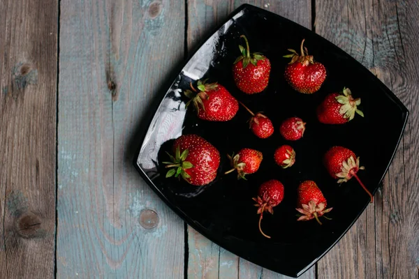 Red Ripe Strawberries Black Plate Kitchen Towel Wooden Table Top — Stock Photo, Image