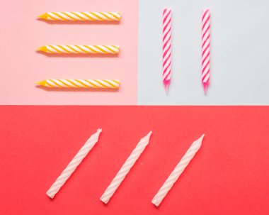 Çok renkli mumlar arka plan renkli pastel Doğum için çizgili. Minimalizm. Düz yatıyordu.