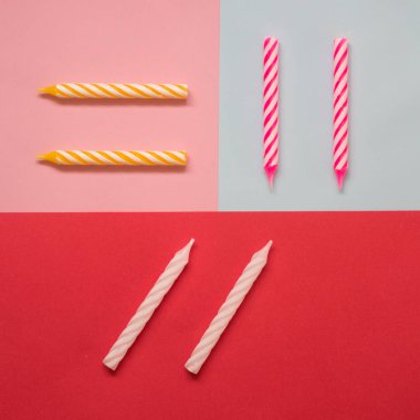 Çok renkli mumlar arka plan renkli pastel Doğum için çizgili. Minimalizm. Düz yatıyordu.