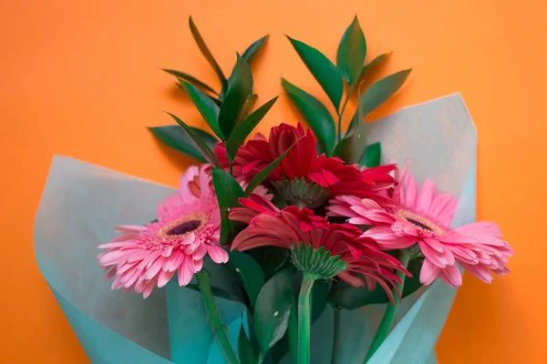 Ramo Gerberas Rosadas Rojas Sobre Fondo Naranja — Foto de Stock