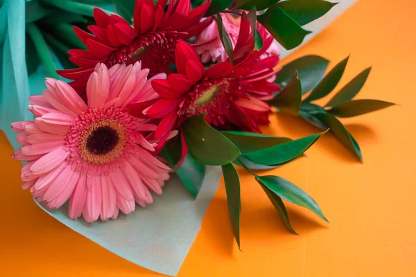 Ramo Gerberas Rosadas Rojas Sobre Fondo Naranja — Foto de Stock