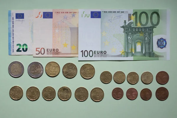 Billetes 100 Euros Monedas Euro Centavos Euro Fondo Verde —  Fotos de Stock